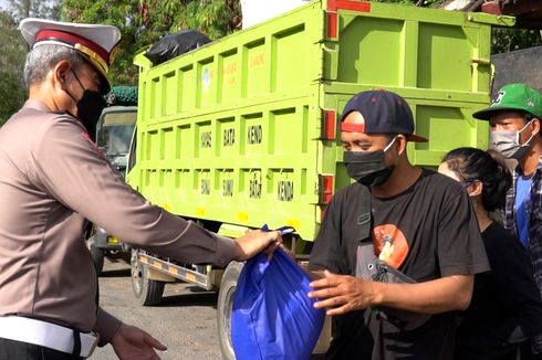 Polda Bali Bagikan Sembako Saat Lakukan Penyekatan Lalin Selama PPKM Level 3