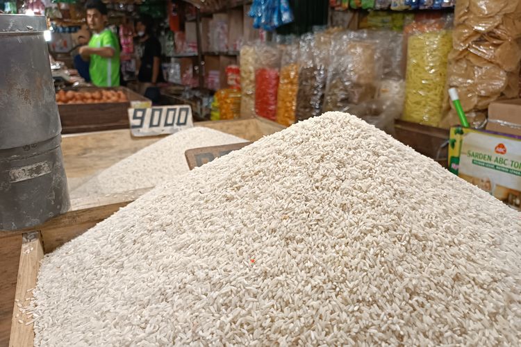 Harga beras mengalami kenaikan di Pasar Ciputat, Tangerang Selatan. Pada Kamis (8/12/2022) harga beras Rp 9.000 naik menjadi Rp 10.000.