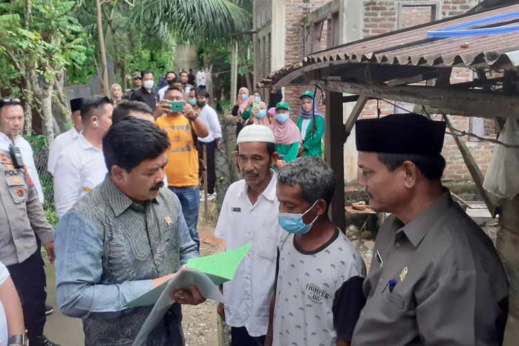 Progres Pendaftaran Tanah Sistematis Lengkap (PTSL) di Provinsi Daerah Istimewa Aceh telah mencapai 104.000 bidang tanah per November 2022. 
Tampak Menteri Agraria dan Tata Ruang/Kepala Badan Pertanahan Nasional (ATR/BPN) Hadi Tjahjanto tengah berdialog dengan warga Aceh.