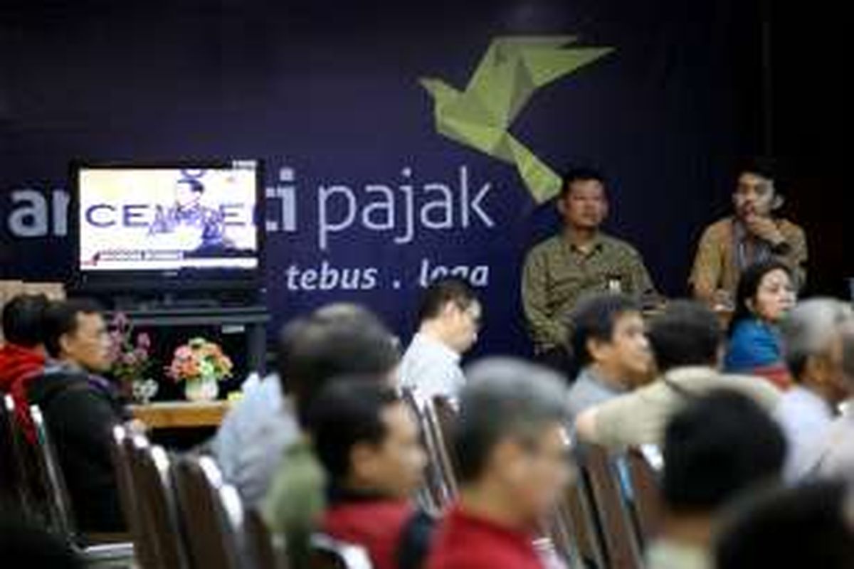 Sejumlah warga menunggu panggilan untuk ikut dalam program Tax Amnesty di Kantor Pajak Pratama Kebayoran Lama, Jakarta Selatan, Jumat, 30/9/2016. Banyaknya warga yang antre sejak pagi karena hari ini merupakan hari terakhir periode I program tax amnesty.