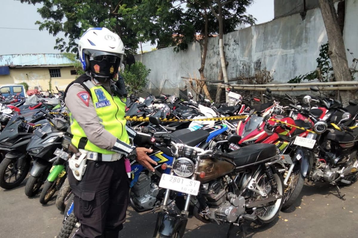Sepeda motor dengan knalpot brong yang disita di Surabaya