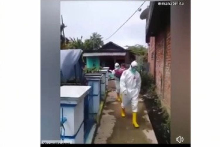 Viral video balita 2 tahun asal Palembang dijemput tim medis pakai hazmat. 