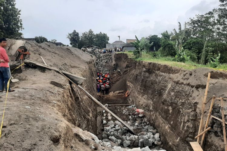 Proses pencarian satu orang pekerja yang masih tertimbun longsoran dinding galian talud proyek perumahan di daerah Wedomartani, Kapanewon Ngemplak, Kabupaten Sleman.