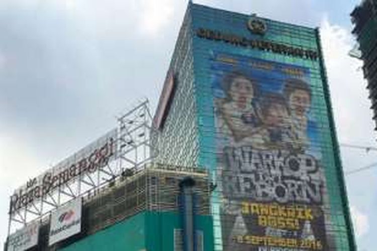 Poster film Warkop DKI Reborn: Jangkrik Bos Part 1 dipasang membungkus Gedung Veteran RI, Jalan Gatot Subroto, Jakarta, Jumat (19/8/2016).