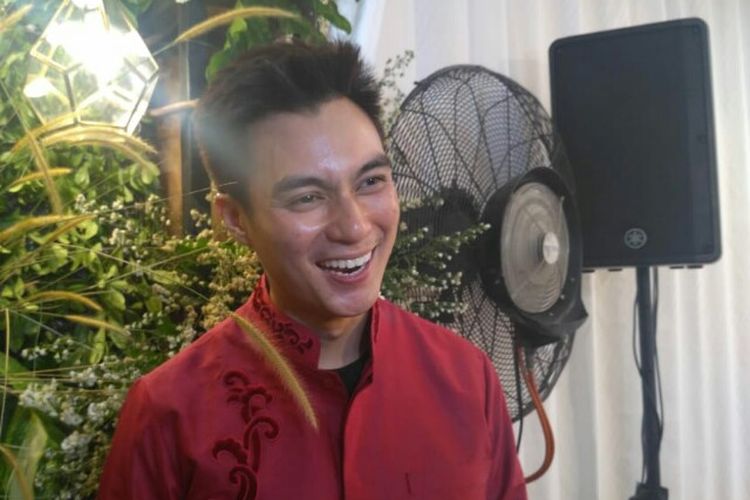 Artis peran Baim Wong saat ditemui usai menggelar prosesi jelang pernikahan dengan kekasihnya Paula Verhouven, yang digelar di kawasan Teuku Cik Ditiro, Menteng, Jakarta Pusat, Rabu (21/11/2018).