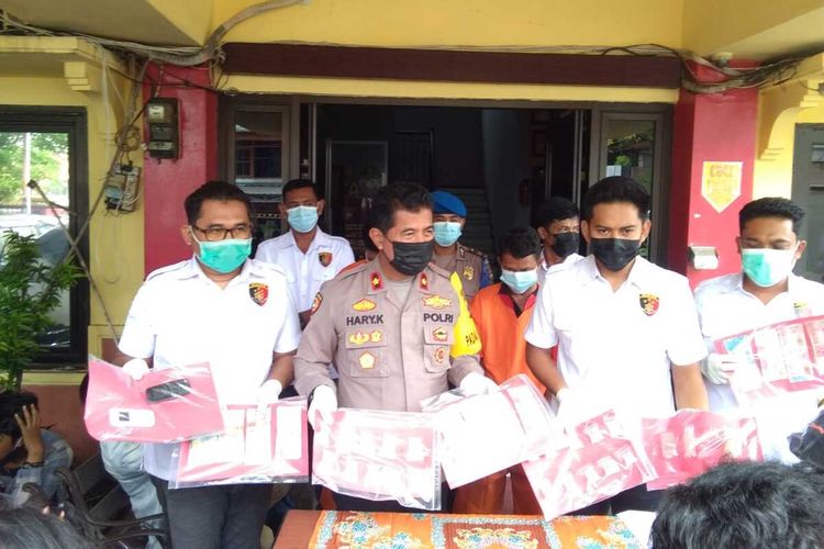 Polsek Asemrowo merilis kasus narkoba jenis sabu dengan tersangka M Nasir (33) dan Busiri (44) yang mengedarkan narkoba jenis sabu di dalam gubuk di Sidorame Belakang IV Surabaya, Jawa Timur, Rabu (24/2/2021).