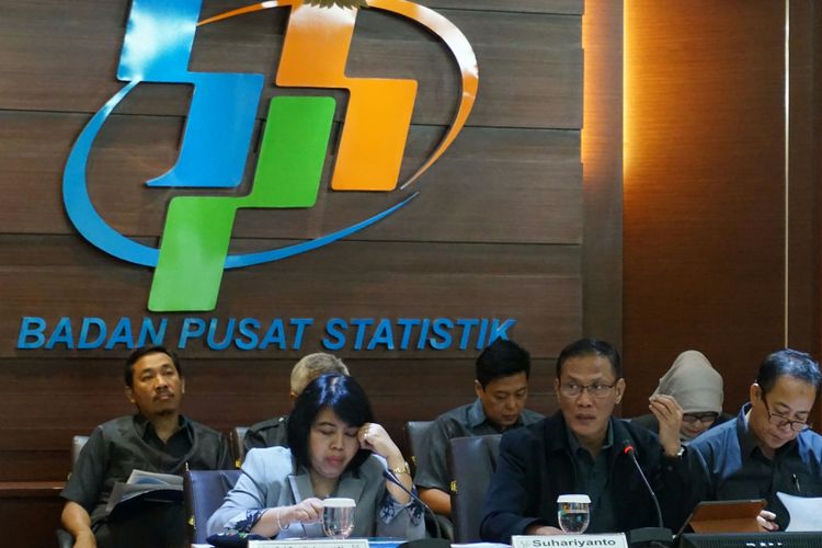 Konferensi pers Badan Pusat Statistik (BPS) terkait pertumbuhan ekonomi Indonesia pada kuartal III 2017 oleh Kepala BPS Kecuk Suhariyanto (tengah) di Kantor Pusat BPS, Jakarta, Senin (6/11/2017).