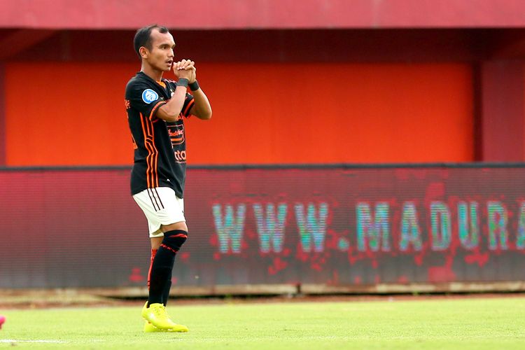 Pemain Persija Jakarta Riko Simanjuntak usai gagal menjebol gawang Madura United saat pertandingan pekan ke-27 Liga 1 2022-2023 yang berakhir dengan skor 0-0 di Stadion Gelora Ratu Pamelingan Pamekasan, Minggu (26/2/2023) sore.