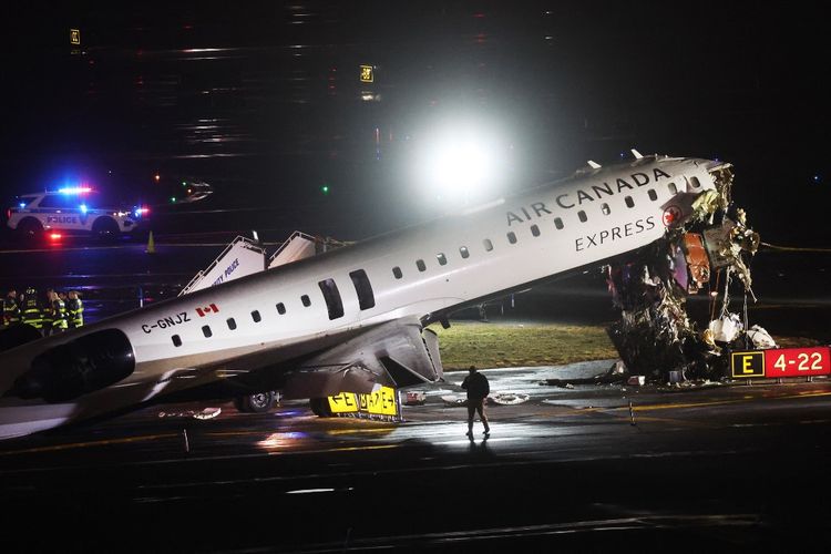 Pesawat Air Canada Tabrak Mobil Damkar di New York, Bandara Ditutup 