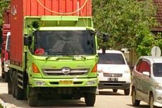 Sopir Diduga Mengantuk, Truk Pasir Terperosok ke Saluran di Sawangan