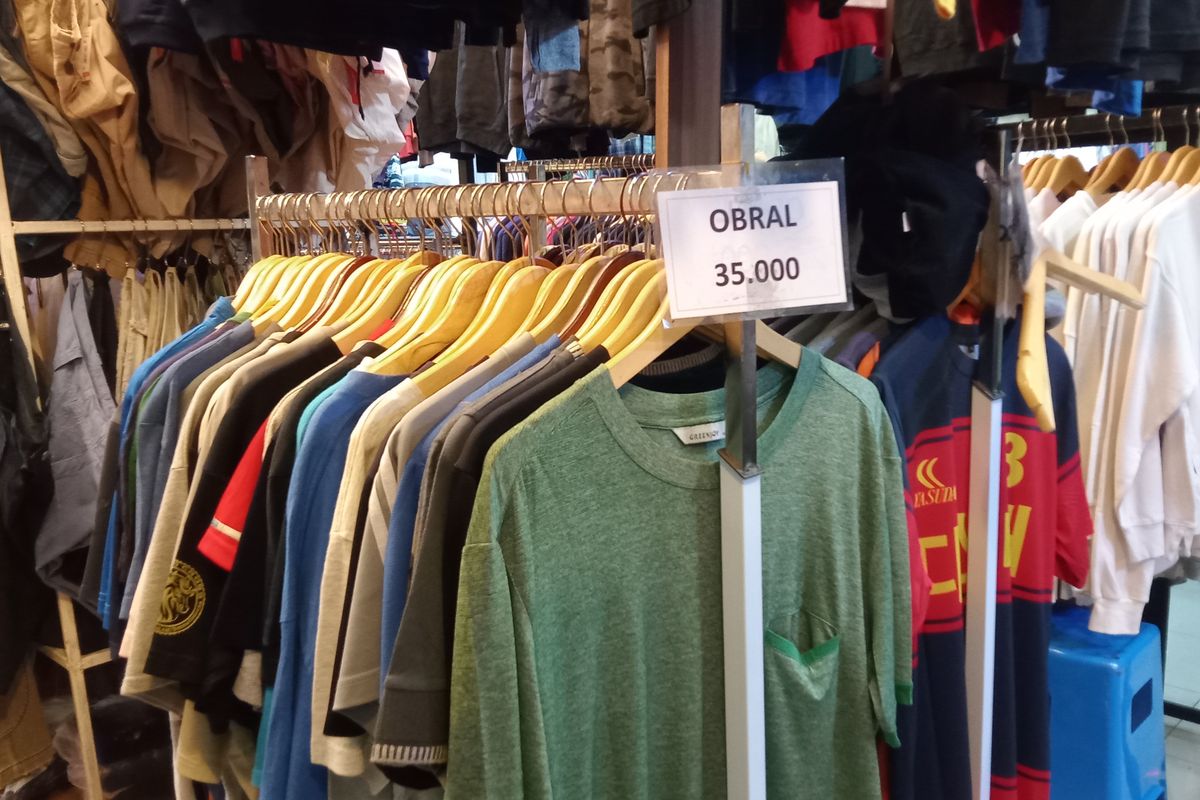 Beragam pakaian thrifting di Metro Atom Pasar Baru yang diobral dengan harga murah.