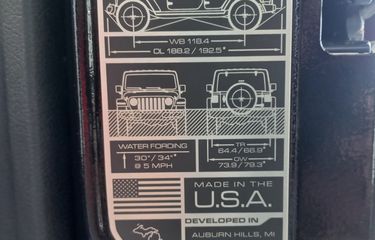 Plat card pada mobil Jeep yang berisi informasi kemampuan melewati genangan air