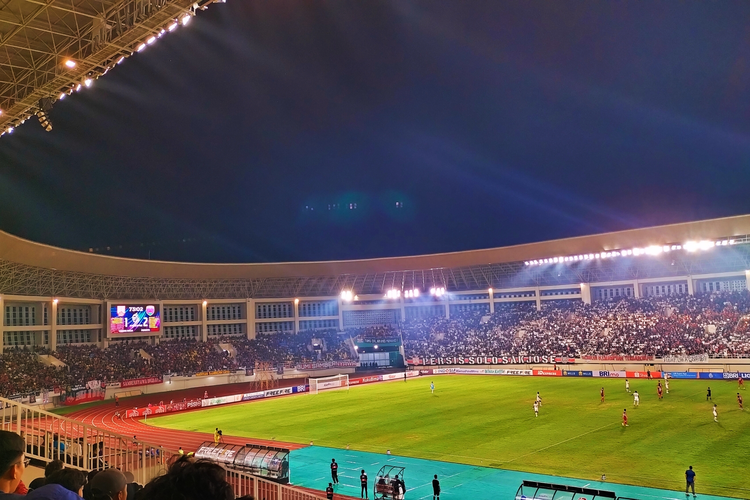 Suporter Persis Solo di Stadion Manahan, Kota Solo saat laga Persis Solo vs Persita Tangerang, Minggu (14/8/2022). Terkini, Wali Kota Surakarta Gibran Rakabuming Raka memerintahkan untuk memasang spanduk Mataram Is Love di Stadion Manahan sebagai bentuk pesan damai usai terjadinya tragedi Kanjuruhan.