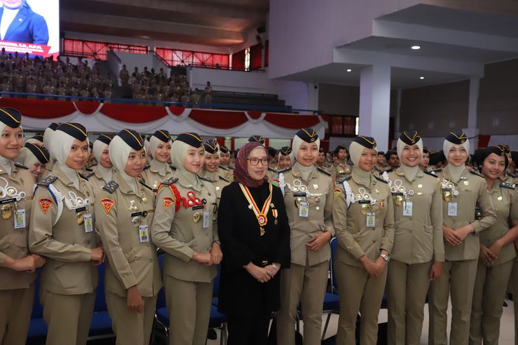Menteri Pendayagunaan Aparatur Negara dan Reformasi Birokrasi (Menpan RB) Rini Widyantini dalam sebuah acara bersama peserta didik sekolah kedinasan.