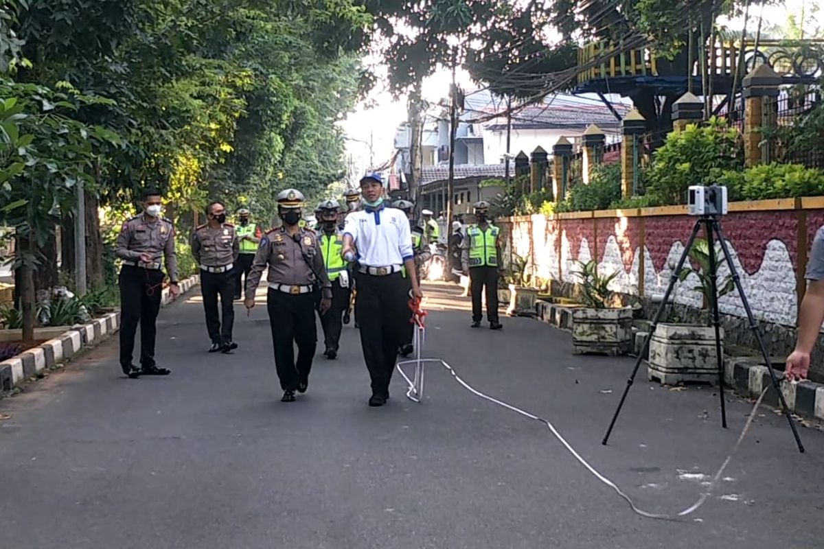 Ditlantas Polda Metro Jaya kembali menggelar olah tempat kejadian perkara (TKP) kasus tabrak lari di di Jalan Cengkir Raya arah barat, tepatnya di belakang Kantor Kelurahan Kelapa Gading Timur, Jakarta Utara, Jumat (26/3/2021).