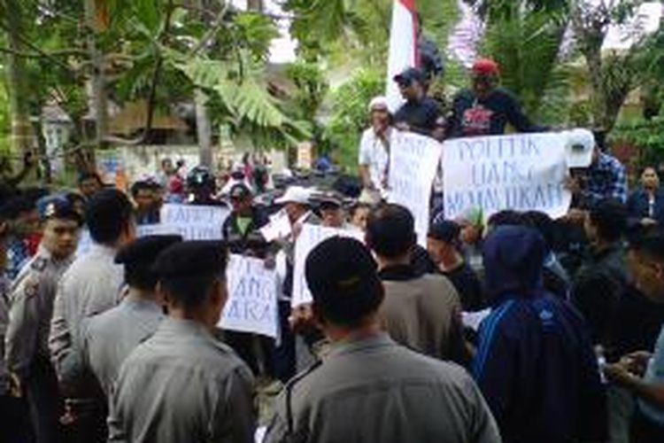 Aksi puluhan warga ke Panwas Kota Malang, terkait 