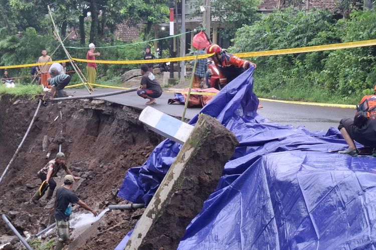 Longsor melanda jalan di Desa Pohgedang, Kecamatan Pasrepan, Kabupaten Pasuruan, Jawa Timur sepanjang 30 meter usai hujan deras pada Kamis (13/11/2025). 