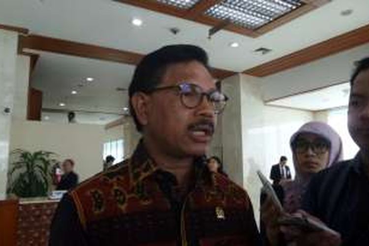 Wakil Ketua Fraksi Nasdem, Johnny G Plate di Kompleks Parlemen, Senayan, Jakarta, Jumat (20/5/2016)