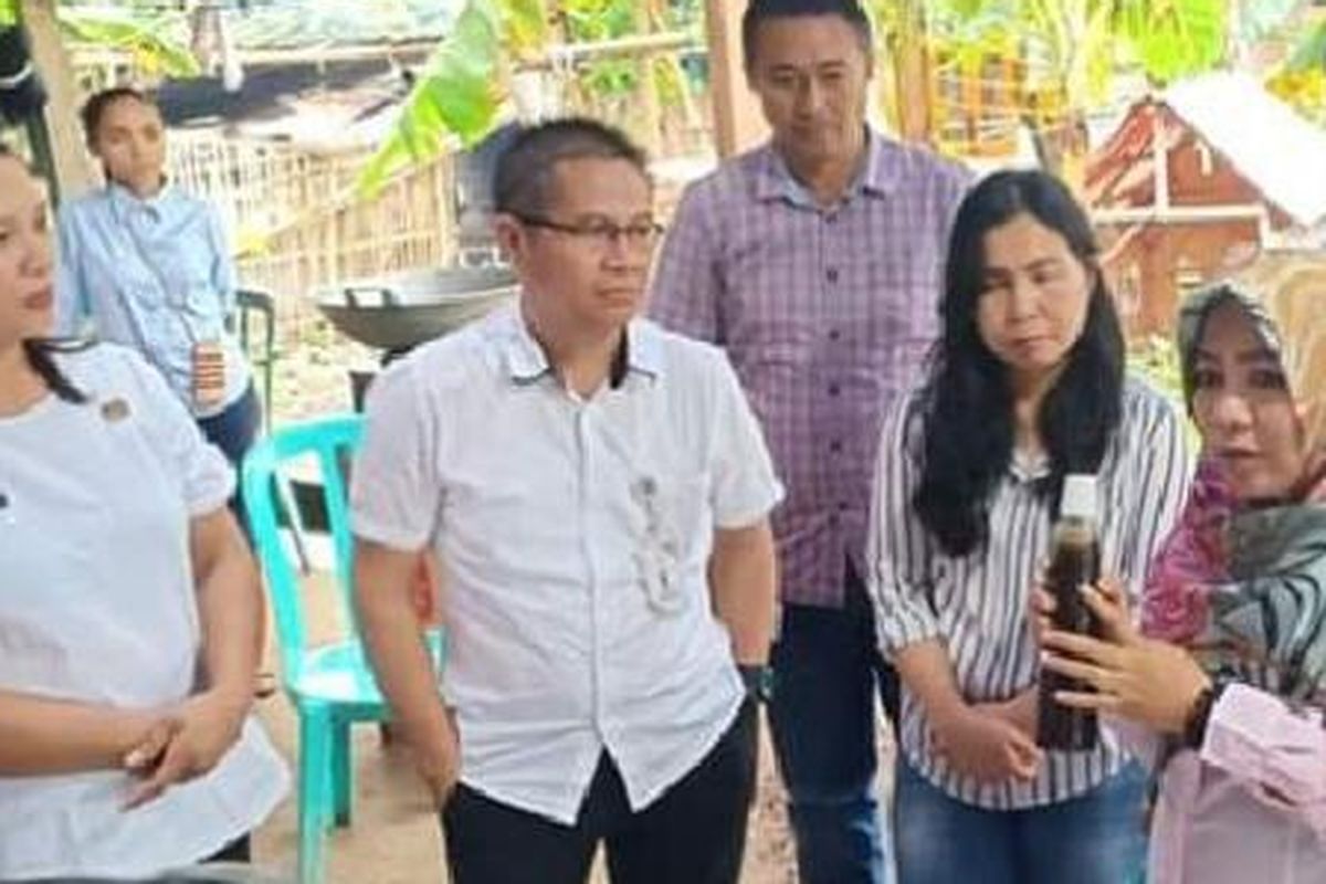 Hukum Tua atau Kepala Desa Liwutung Fita Onsu sedang menunjukkan kecap dari air kelapa yang dihasilkan Desa Liwutung, di Kabupaten Minahasa Tenggara, Sulawesi Utara