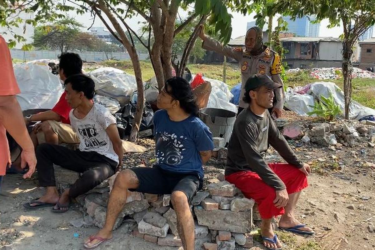 Para terduga pemakai sabu ditangkap saat polisi menggerebek Kampung Boncos, Kota Bambu Selatan, Palmerah, Jakarta Barat, Selasa (8/8/2023). 