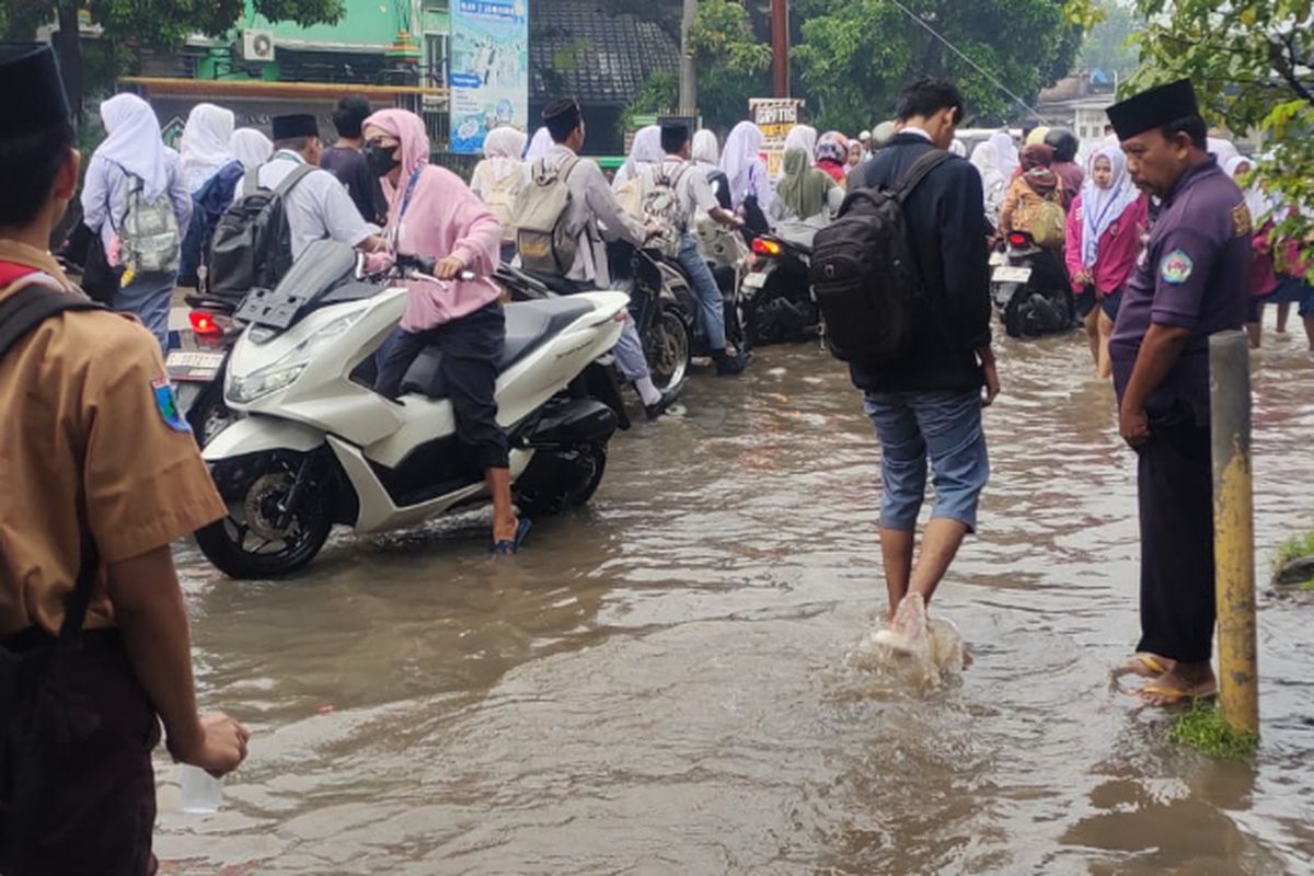 Suasana akibat banjir di Kawasan Pondok Pesantren Darul Ulum Rejoso, Peterongan, Kabupaten Jombang, Jawa Timur, Senin (9/6/2025) pagi.