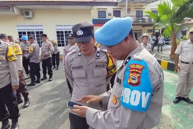 Antisipasi Judi online (Judol) yang merajalela di tingkat personel polisi,dan masyarakat secara umum, Kepolisian Polres Palopo, Sulawesi Selatan melakukan pengecekan telepon seluler (Ponsel) milik anggotanya, Rabu (3/7/2024)