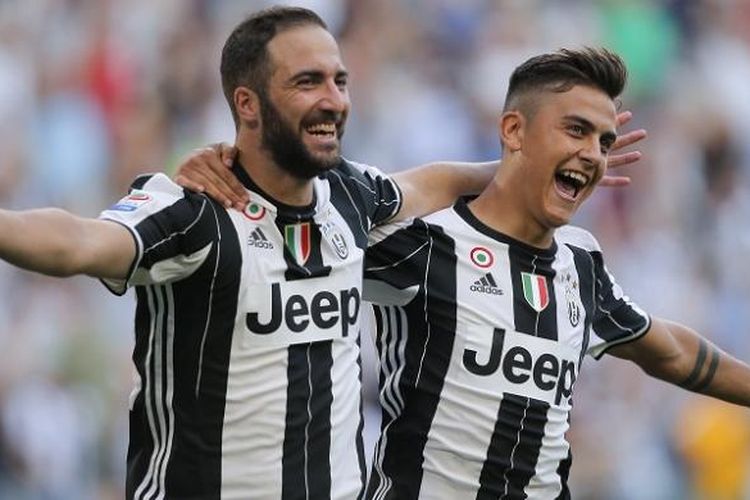 Dua penyerang Juventus, Gonzalo Higuain (kiri) dan Paulo Dybala, melakukan selebrasi ke gawang Sassuolo pada laga Serie A di Stadion Juventus, Sabtu (10/9/2016).