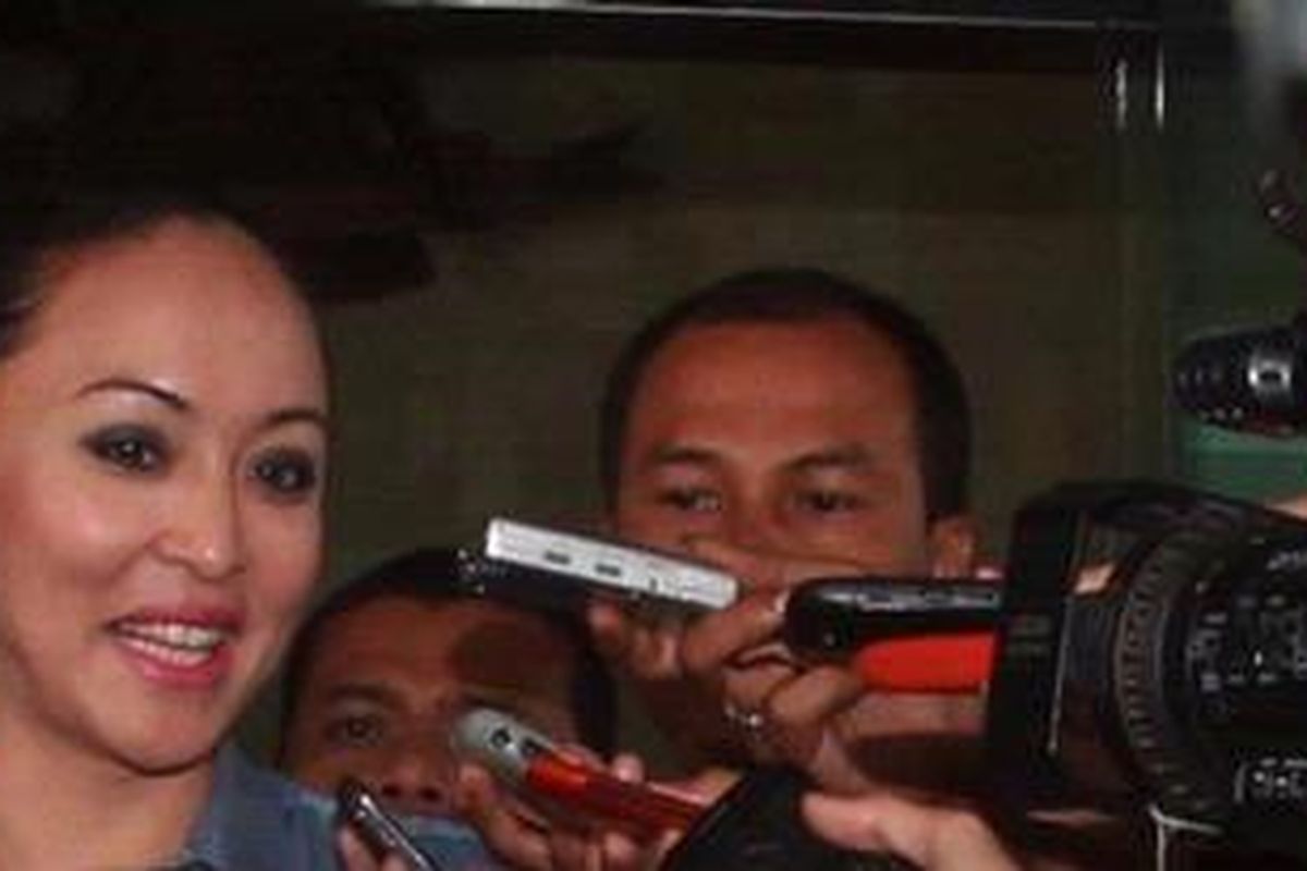 Pemeriksaan Perdana Angelina  Pemeriksaan Perdana Angelina -Tersangka kasus suap Angelina Sondakh usai menjalani pemeriksaan perdana sejak ditahan Komisi Pemberantasan Korupsi (KPK), Jakarta, Kamis (3/5/2012). Politisi Partai Demokrat Anggie dalam konperensi persnya menyatakan akan kooperatif dalm setiap pemeriksaan. 