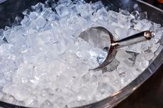 4 Cara Bikin Es Batu Cepat Beku dan Tidak Gampang Cair