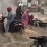 Motor-motor Jatuh Diterjang Air Luapan Drainase Jalur Cirebon-Kuningan