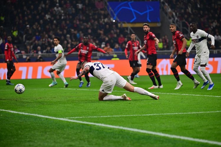 Bek PSG, Milan Skriniar, mencetak gol pada laga Grup F putaran pertama Liga Champions UEFA antara AC Milan vs PSG (Paris Saint-Germain) di Stadion San Siro di Milan pada 7 November 2023.