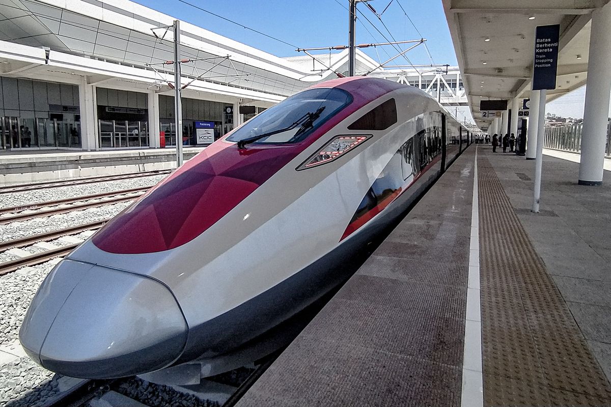 Kereta Cepat Jakarta-Bandung bersiap untuk keberangkatan di Stasiun Padalarang, Rabu (13/9/2023).