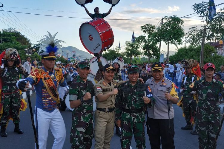 Plt Bupati Trenggalek Mochammad Nur Arifin,didampingi Dandim 0806 serta Kapolres Trenggalek, pada saat kirab Latsitardanus melintasi jalan protokol Senin (1/04/2019).