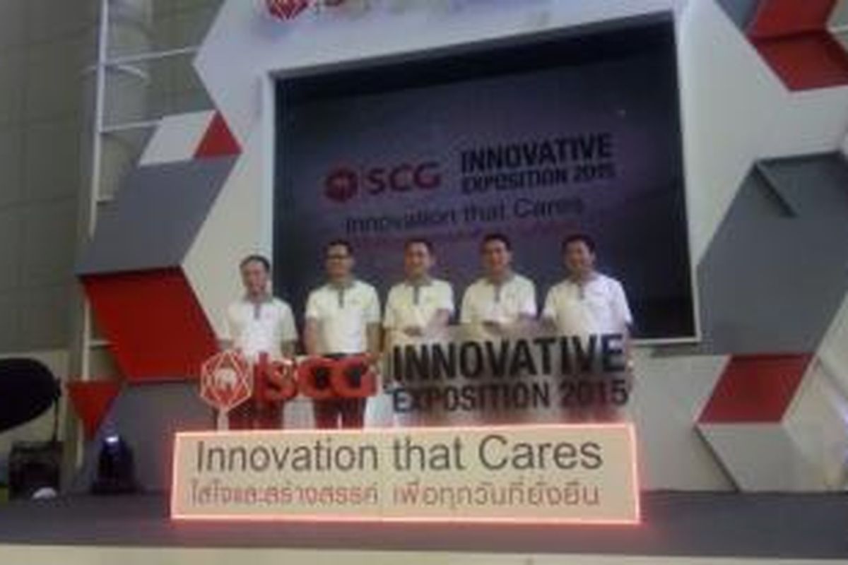 President and CEO Siam Cement Group (SCG) Kan Trakulhoon (tengah), dalam SCG Innovative Exposition 2015, di Bangkok, Thailand, Kamis (29/10/2015).