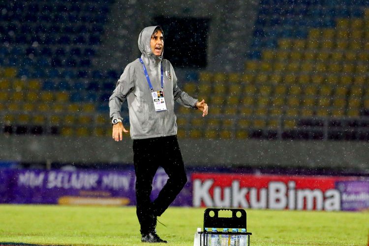 Pelatih Bali United Stefano Cugurra meneriaki pemain dipinggir lapangan saat pertandingan pekan ke-17 Liga 1 2022-2023 melawan PSIS Semarang yang berakhir dengan skor 0-3 di Stadion Manahan Solo, Kamis (22/12/2022) malam.