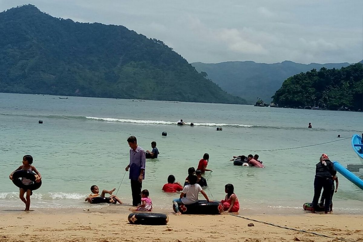 Pantai Karanggongso Trenggalek memiliki pantai berpasir putih.