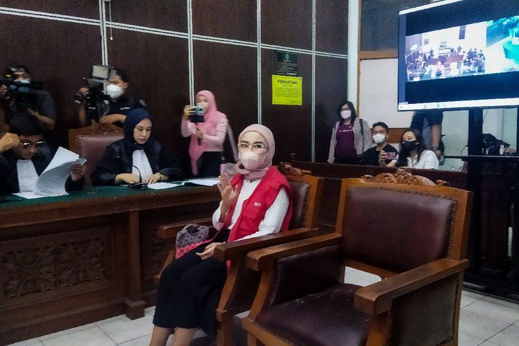 Terdakwa Medina Zein saat dihadirkan di dalam persidangan kasus dugaan pencemaran nama baik dan pengancaman di Pengadilan Negeri Jakarta Selatan, Kamis (22/9/2022). 