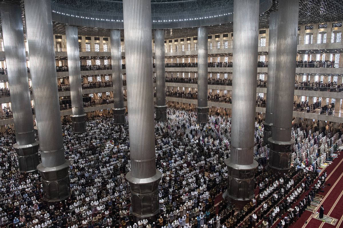 Umat Islam menunaikan shalat Idul Fitri 1443 H di Masjid Istiqlal, Jakarta Pusat, Senin (2/5/2022). ANTARA FOTO/Sigid Kurniawan/hp..