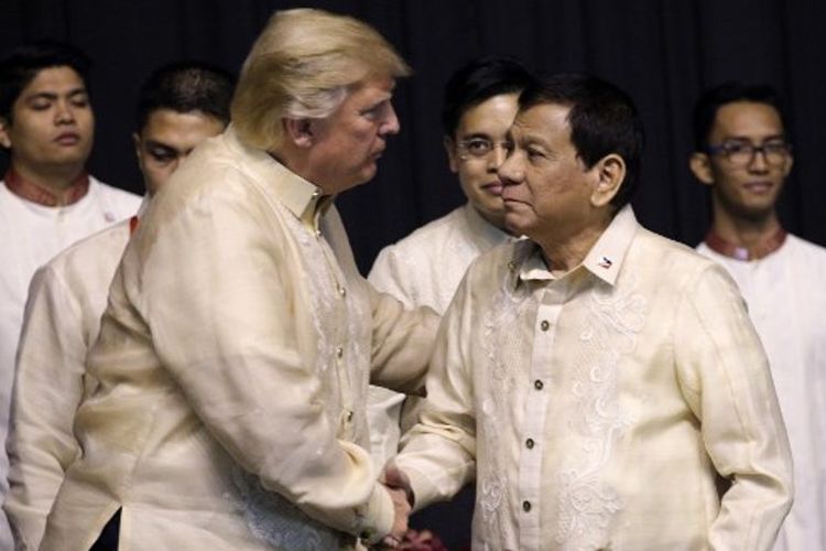 Presiden AS Donald Trump bertemu Presiden Filipina Rodrigo Duterte saat agenda makan malam konferensi ASEAN di Pasay City, Filipina.