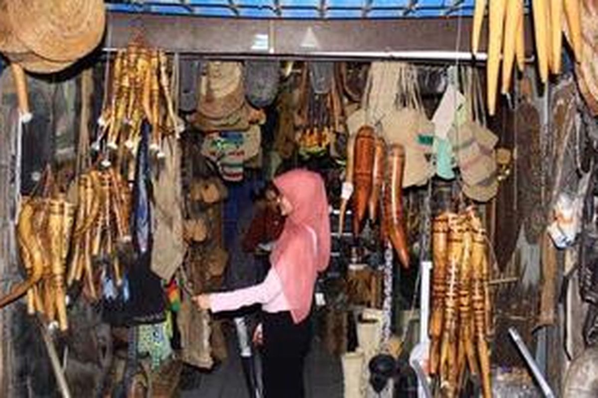 Belanja oleh-oleh khas Papua seperti koteka dan noken di Pasar Hamadi.