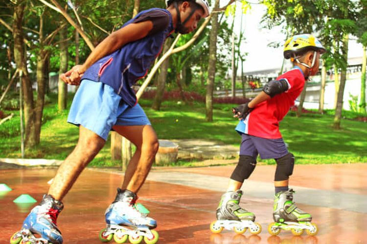Kegiatan rollerskate atau inline skate di area Adventure Park.