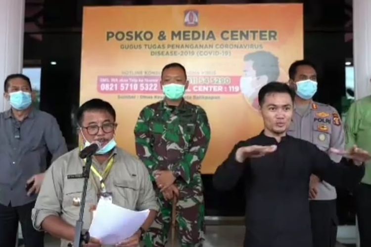Wali Kota Balikpapan Rizal Effendi saat memberi keterangan pers penambahan tiga pasien positif virus corona di Balikpapan, Selasa (31/3/2020) sore.  