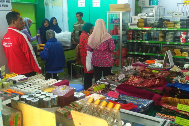 Pedagang pernik haji di Kediri, Jawa Timur, kecipratan berkah di musim haji.