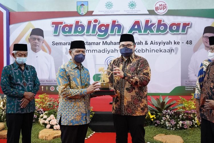 Bupati Kediri Hanindhito Himawan Pramana (ketiga dari kiri) menghadiri tablig akbar Semarak Muktamar Muhammadiyah dan Aisyiyah Ke-48. 

