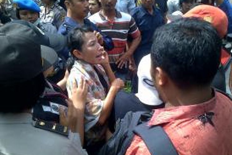 Proses eksekusi lahan sengketa Bambu Runcing, di Ampenan, Kota Mataram, NTB diwarnai tangis histeris warga. 