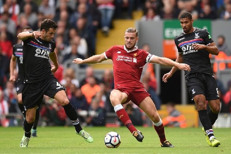 Kapten Liverpool Jordan Henderson diapit dua pemain Crystal Palace, Luka Milivojevic dan Ruben Loftus-Cheek, pada pertandingan Liga Inggris di Anfield, Sabtu (19/8/2017). 