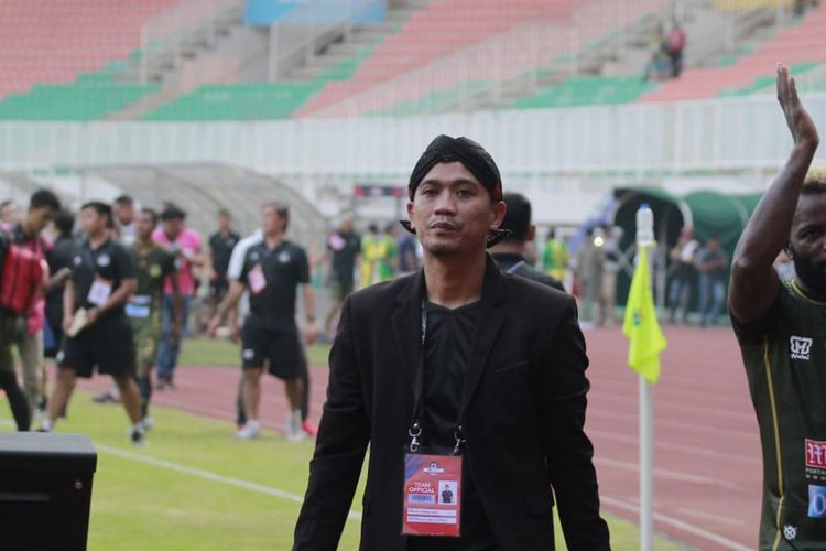 Media officer Tira Persikabo, Nandang Permana, dituduh berprofesi sebagai paranormal akibat kerap mengenakan blangkon hitam.