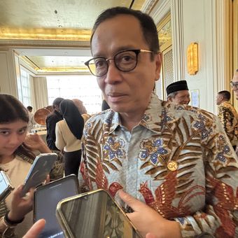 Kepala Eksekutif Pengawas Perbankan OJK, Dian Ediana Rae, usai Peluncuran Buku Khutbah Syariah Muamalah PPDP di Jakarta Selatan, Senin (15/12/2025)