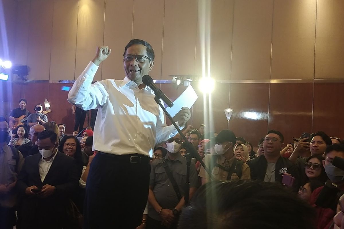 Calon wakil presiden nomor urut 3, Mahfud MD saat berorasi di Hotel Grand Preanger, Kota Bandung, Jawa Barat, Sabtu (8/12/2023).