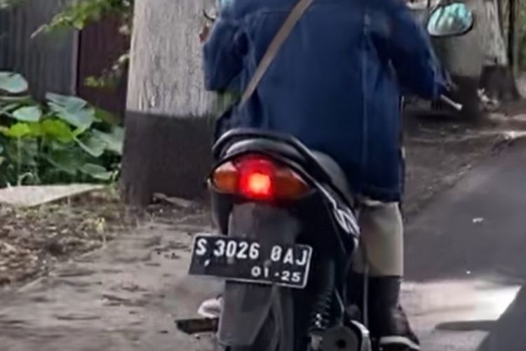 Diduga pengendara sepeda motor dengan pelat nomor S 3026 OAJ merupakan pelaku eksibisionis terhadap wanita di Kota Batu, Jawa Timur. 